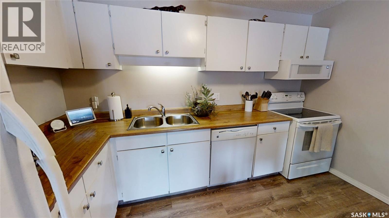 201 245 Kingsmere Boulevard, Saskatoon, SK - Indoor Photo Showing Kitchen With Double Sink