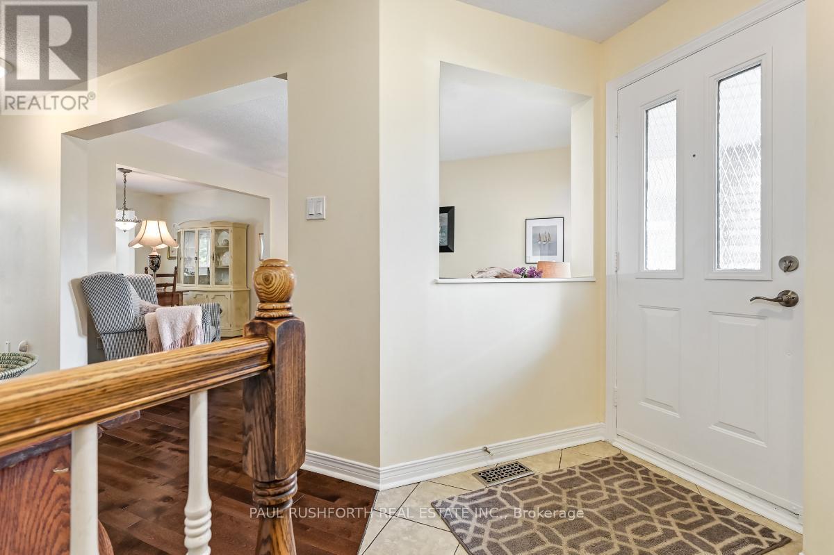 Entry - 83 Winnegreen Court, Ottawa, ON