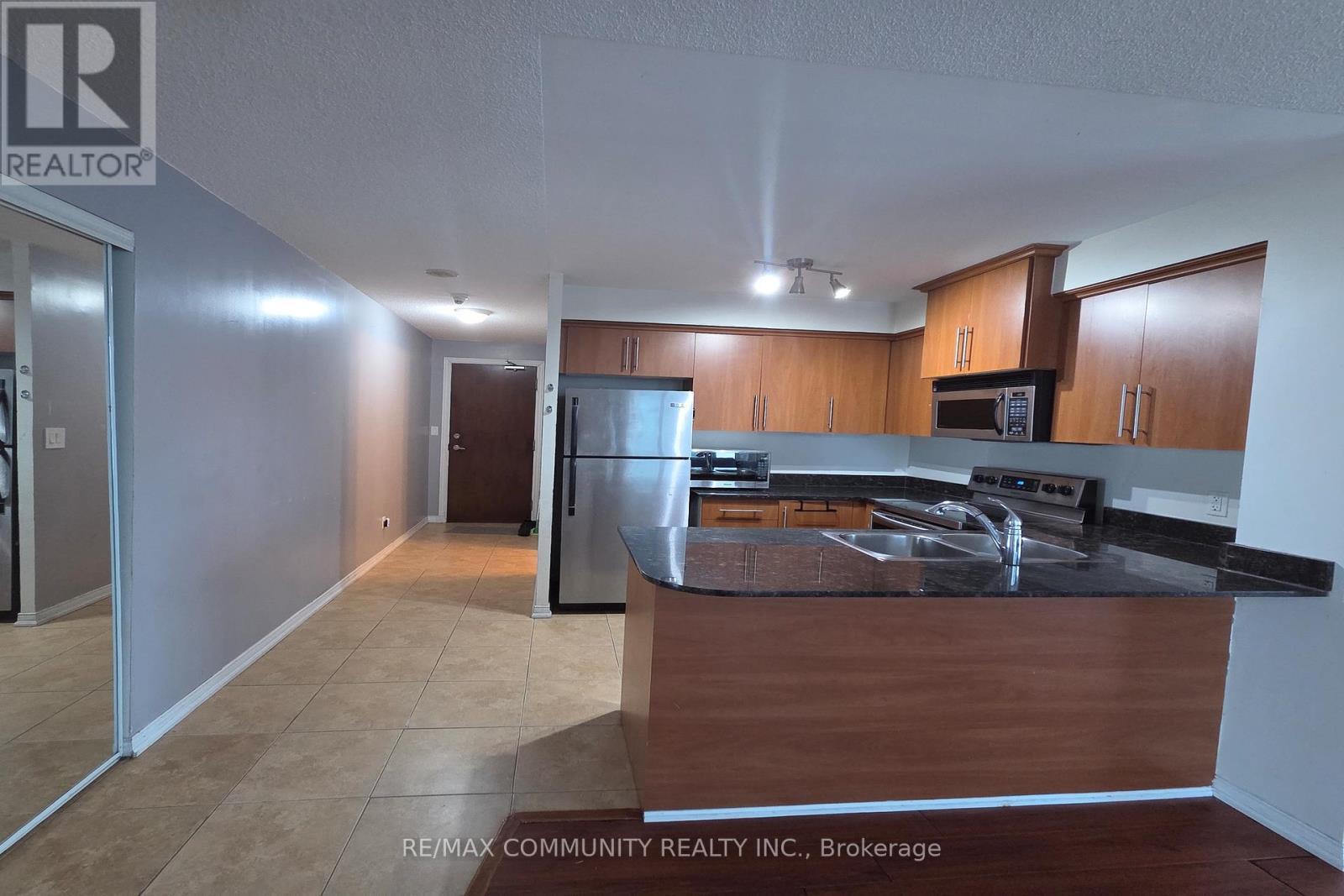 6E - 6 Rosebank Drive, Toronto, ON - Indoor Photo Showing Kitchen With Double Sink