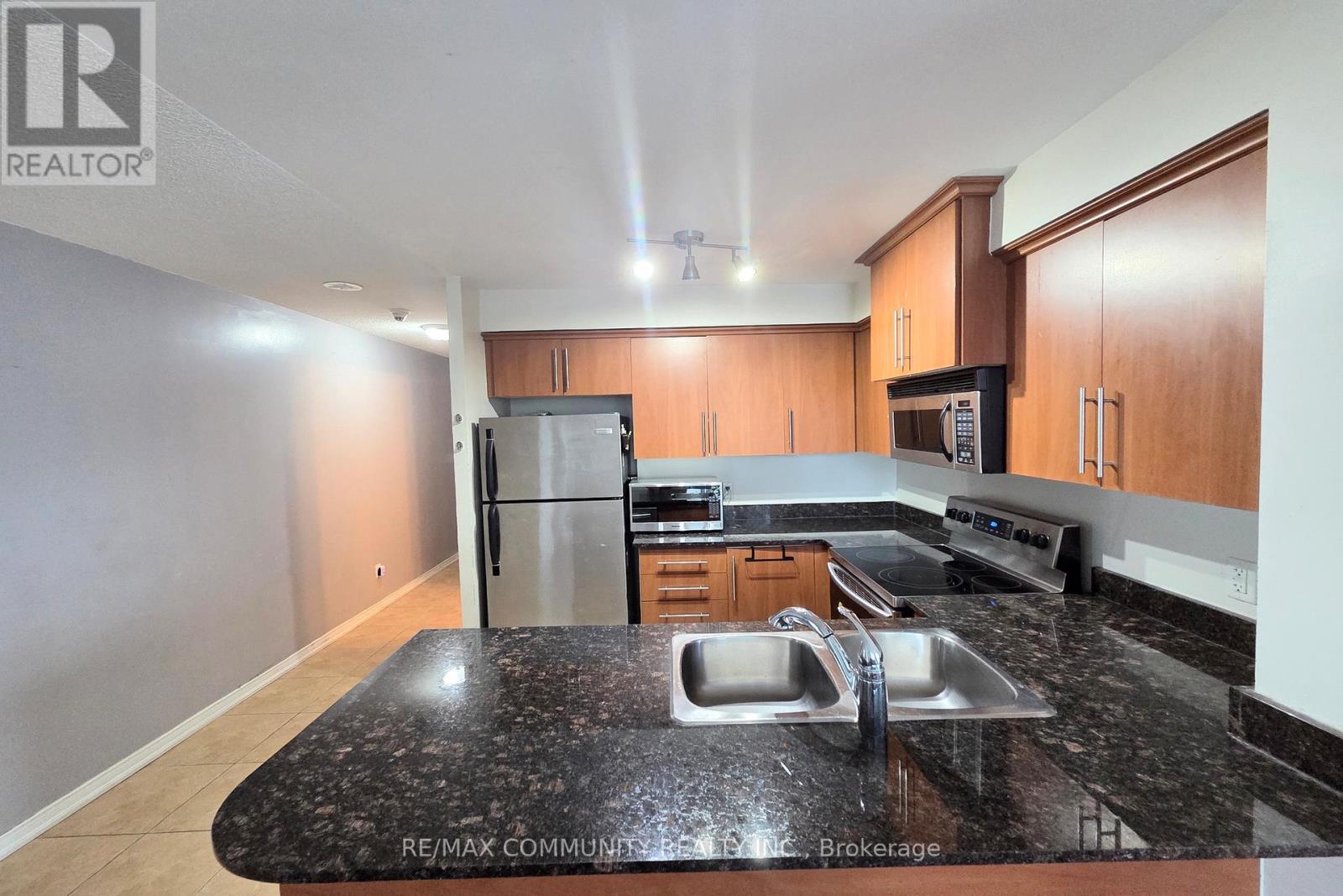 6E - 6 Rosebank Drive, Toronto, ON - Indoor Photo Showing Kitchen With Double Sink