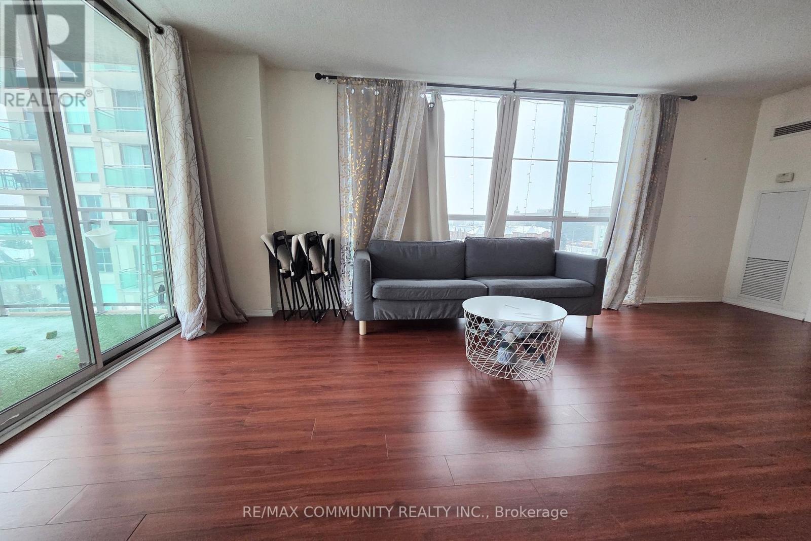 6E - 6 Rosebank Drive, Toronto, ON - Indoor Photo Showing Living Room