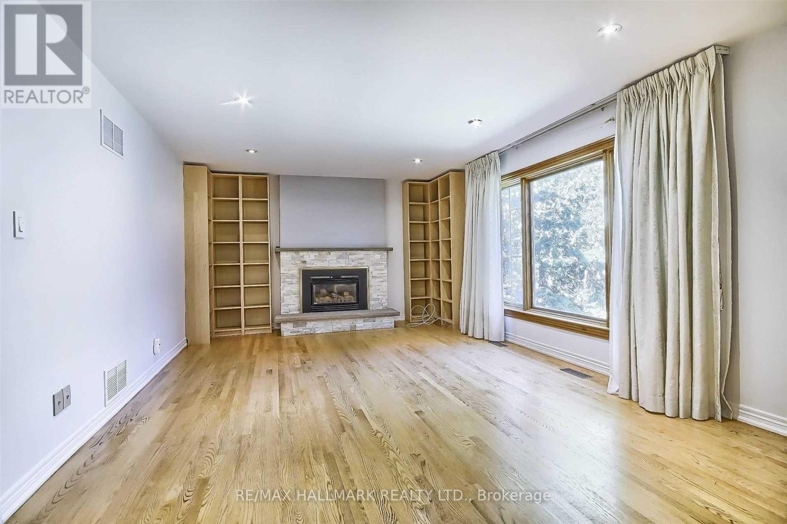 29 Rosegarden Crescent, Richmond Hill, ON - Indoor Photo Showing Living Room With Fireplace