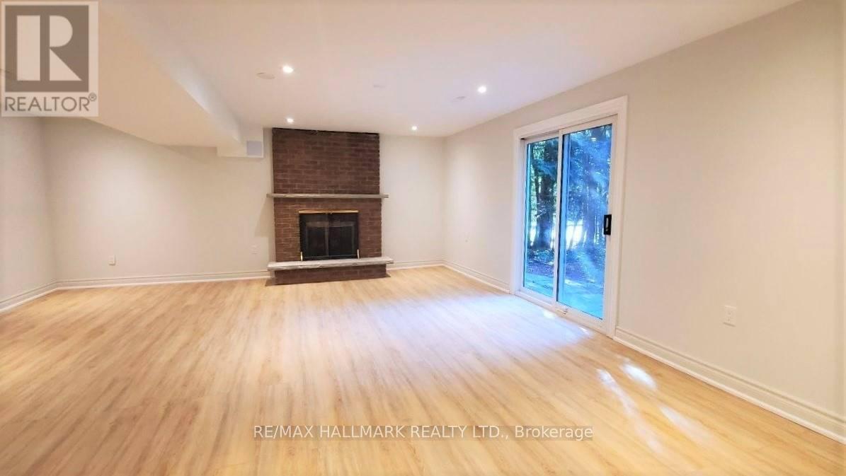 29 Rosegarden Crescent, Richmond Hill, ON - Indoor Photo Showing Living Room With Fireplace