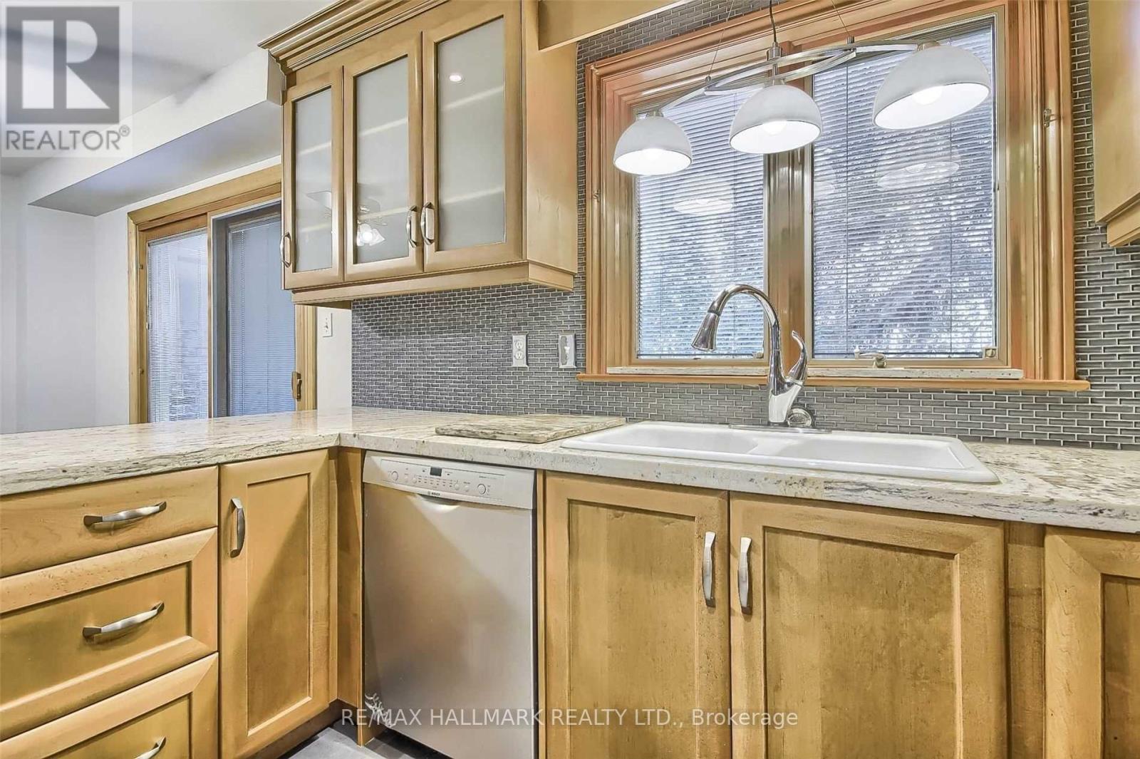 29 Rosegarden Crescent, Richmond Hill, ON - Indoor Photo Showing Kitchen With Upgraded Kitchen