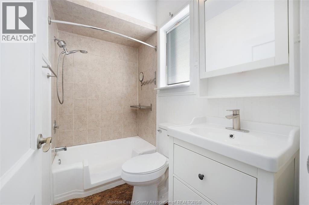 1045 Gladstone Avenue, Windsor, ON - Indoor Photo Showing Bathroom