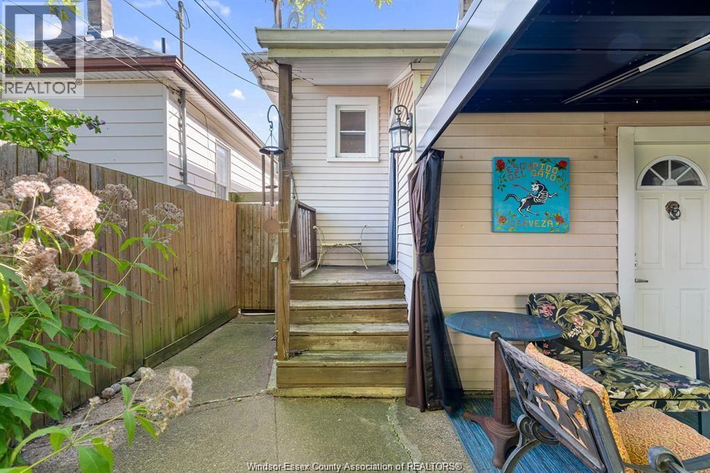 1045 Gladstone Avenue, Windsor, ON - Outdoor With Exterior