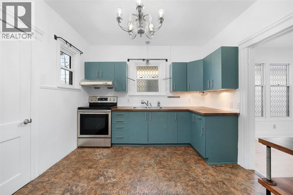 1045 Gladstone Avenue, Windsor, ON - Indoor Photo Showing Kitchen With Double Sink