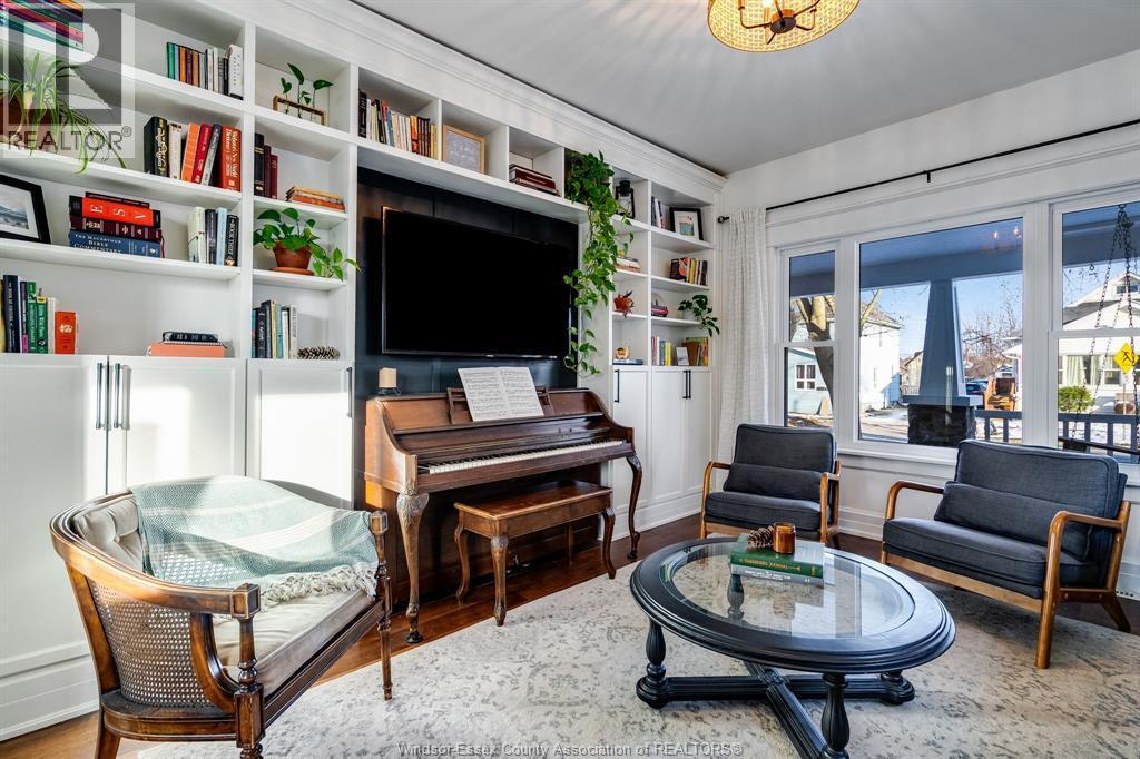 41 Fox Street, Leamington, ON - Indoor Photo Showing Living Room