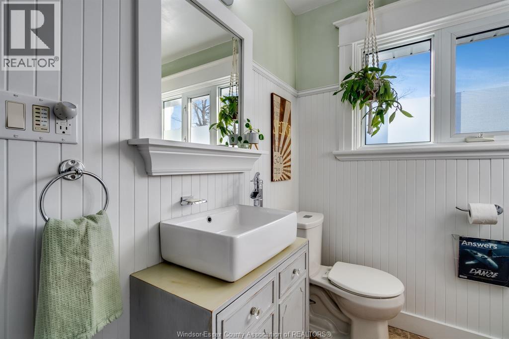 41 Fox Street, Leamington, ON - Indoor Photo Showing Bathroom