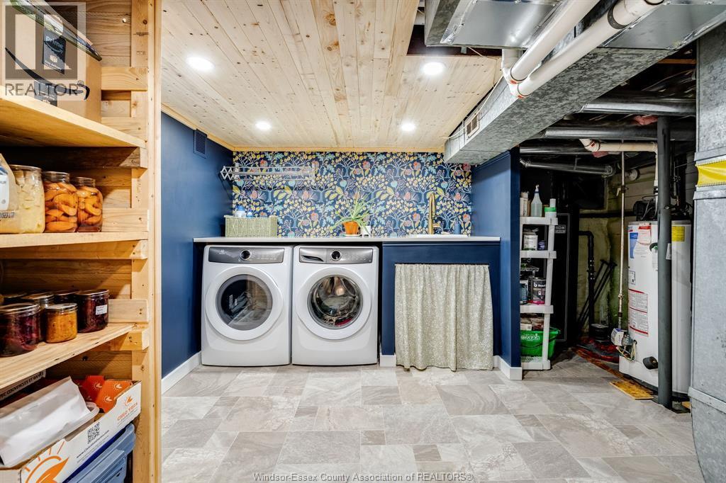 41 Fox Street, Leamington, ON - Indoor Photo Showing Laundry Room