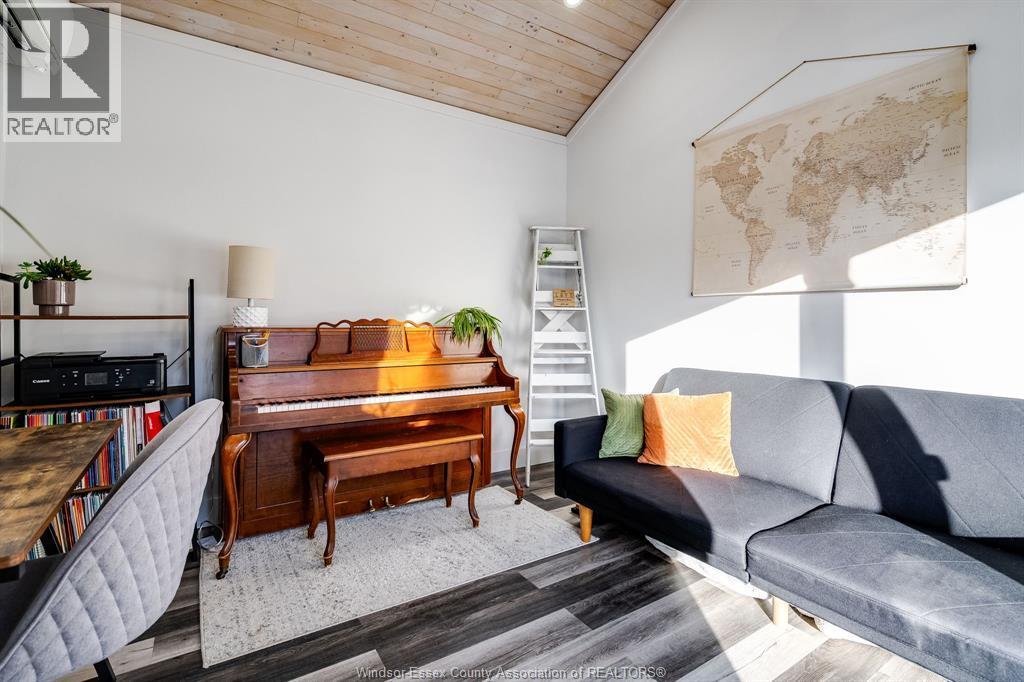 41 Fox Street, Leamington, ON - Indoor Photo Showing Living Room