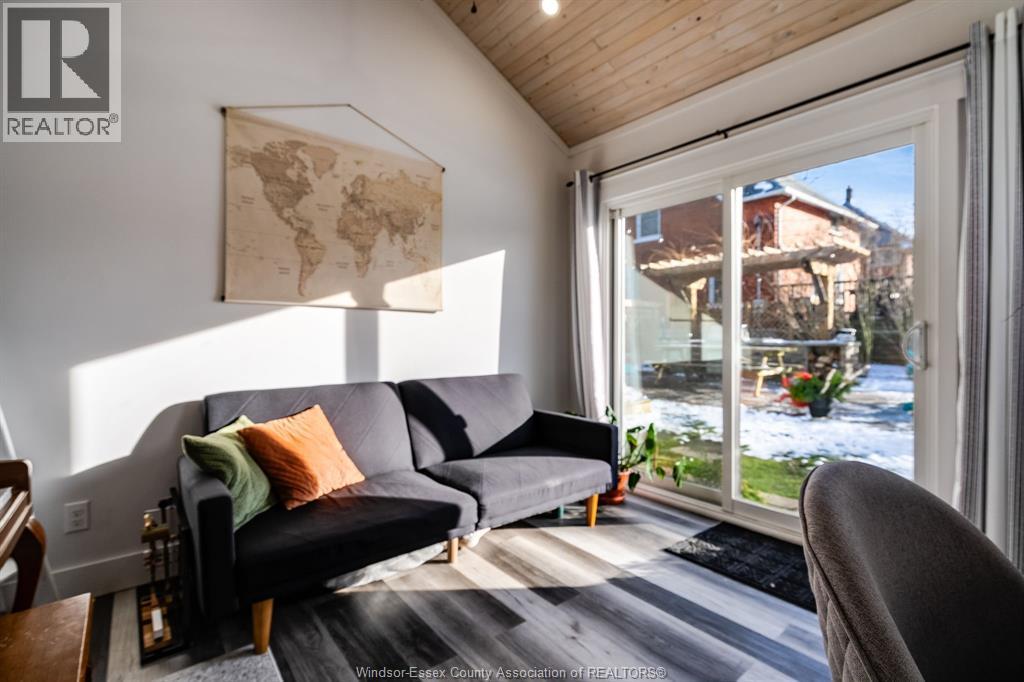 41 Fox Street, Leamington, ON - Indoor Photo Showing Living Room