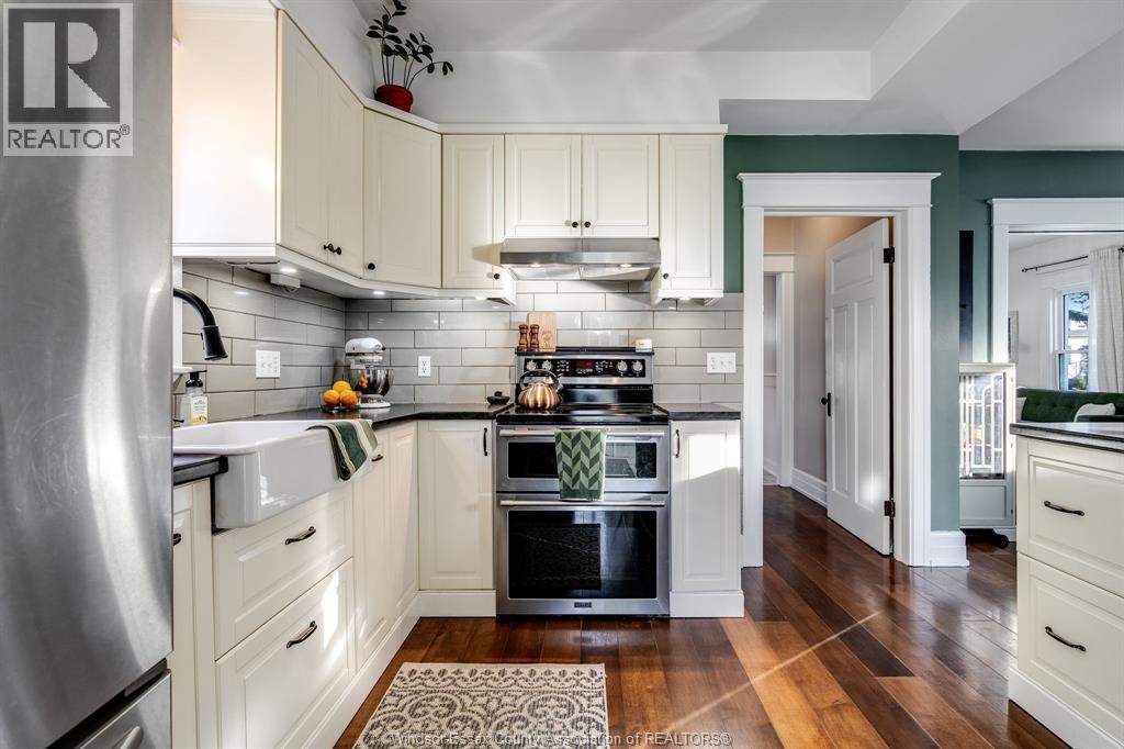41 Fox Street, Leamington, ON - Indoor Photo Showing Kitchen With Upgraded Kitchen