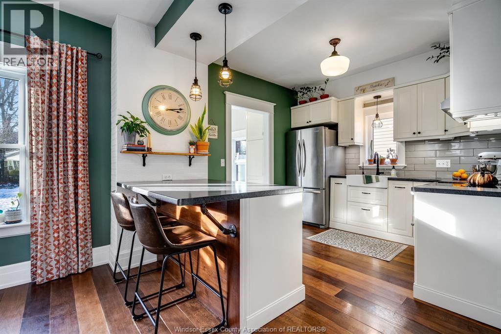 41 Fox Street, Leamington, ON - Indoor Photo Showing Kitchen With Upgraded Kitchen