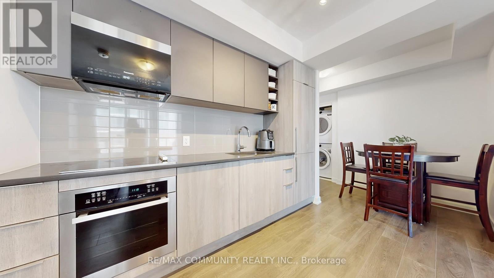 1003 - 2033 Kennedy Road, Toronto, ON - Indoor Photo Showing Kitchen