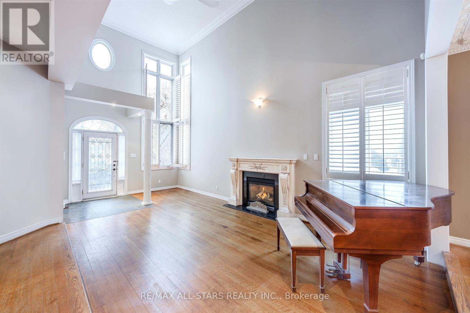 458 Guildwood Parkway, Toronto, ON - Indoor With Fireplace