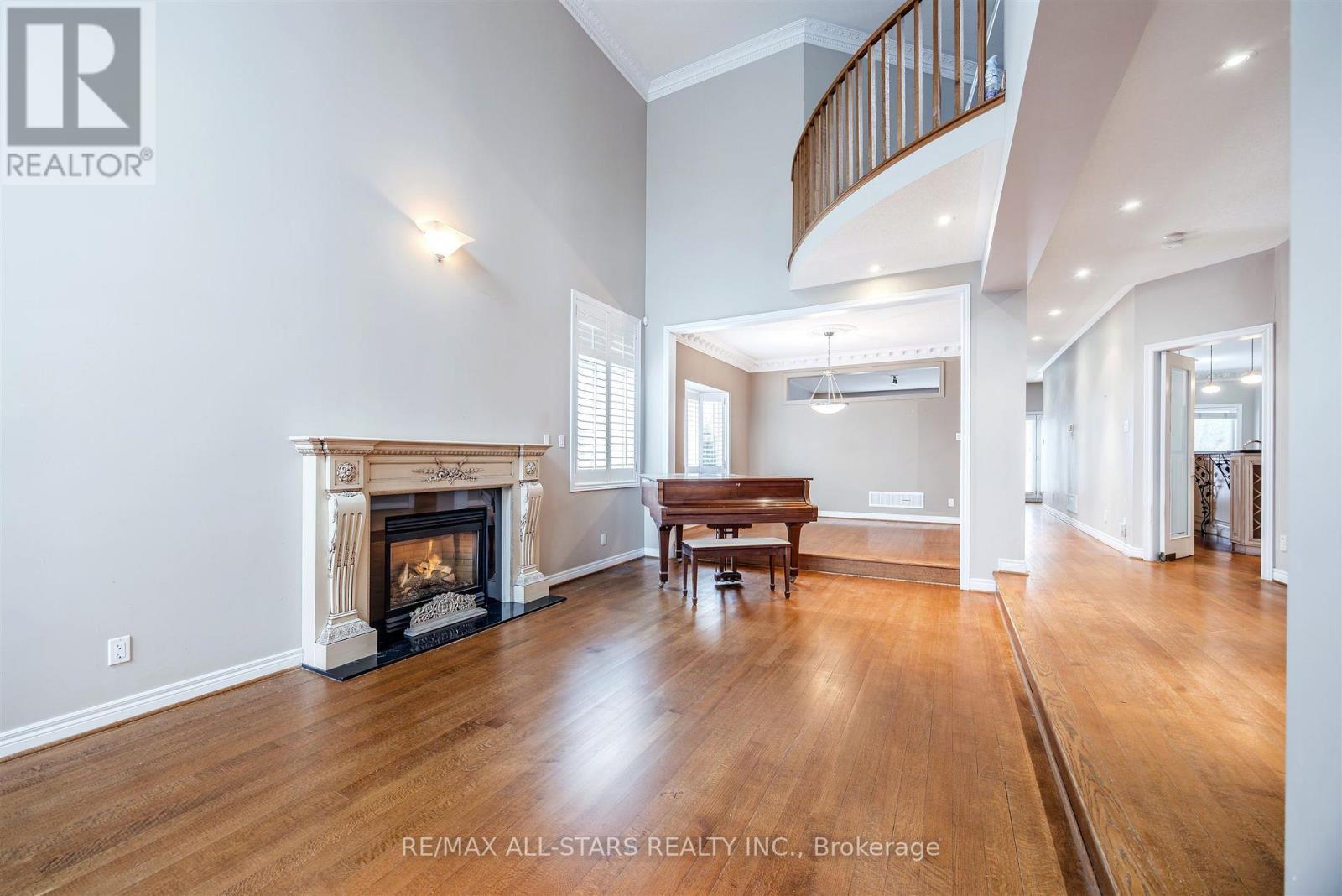 458 Guildwood Parkway, Toronto, ON - Indoor Photo Showing Living Room With Fireplace