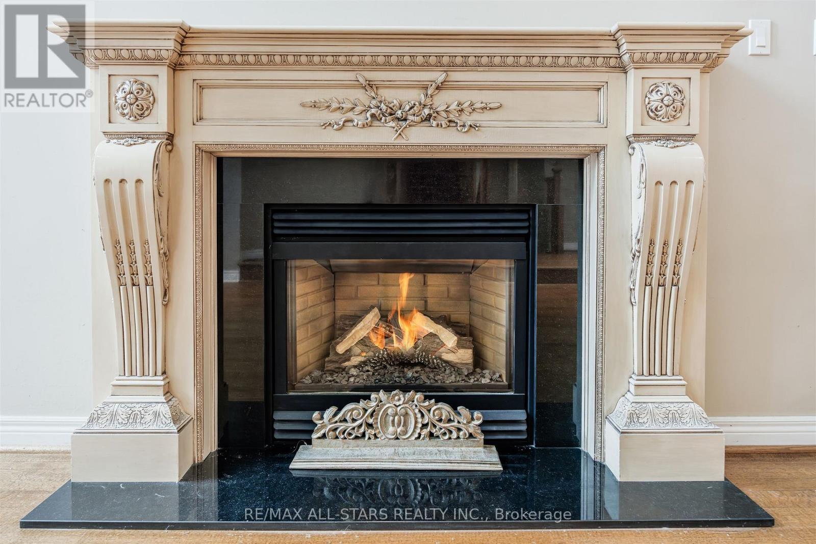 458 Guildwood Parkway, Toronto, ON - Indoor Photo Showing Living Room With Fireplace