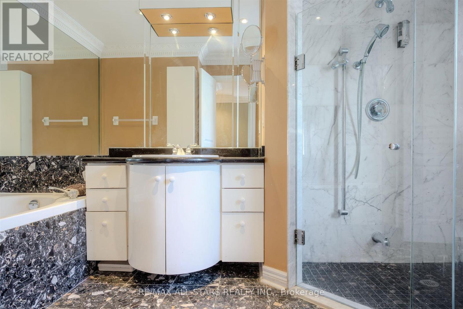 458 Guildwood Parkway, Toronto, ON - Indoor Photo Showing Bathroom