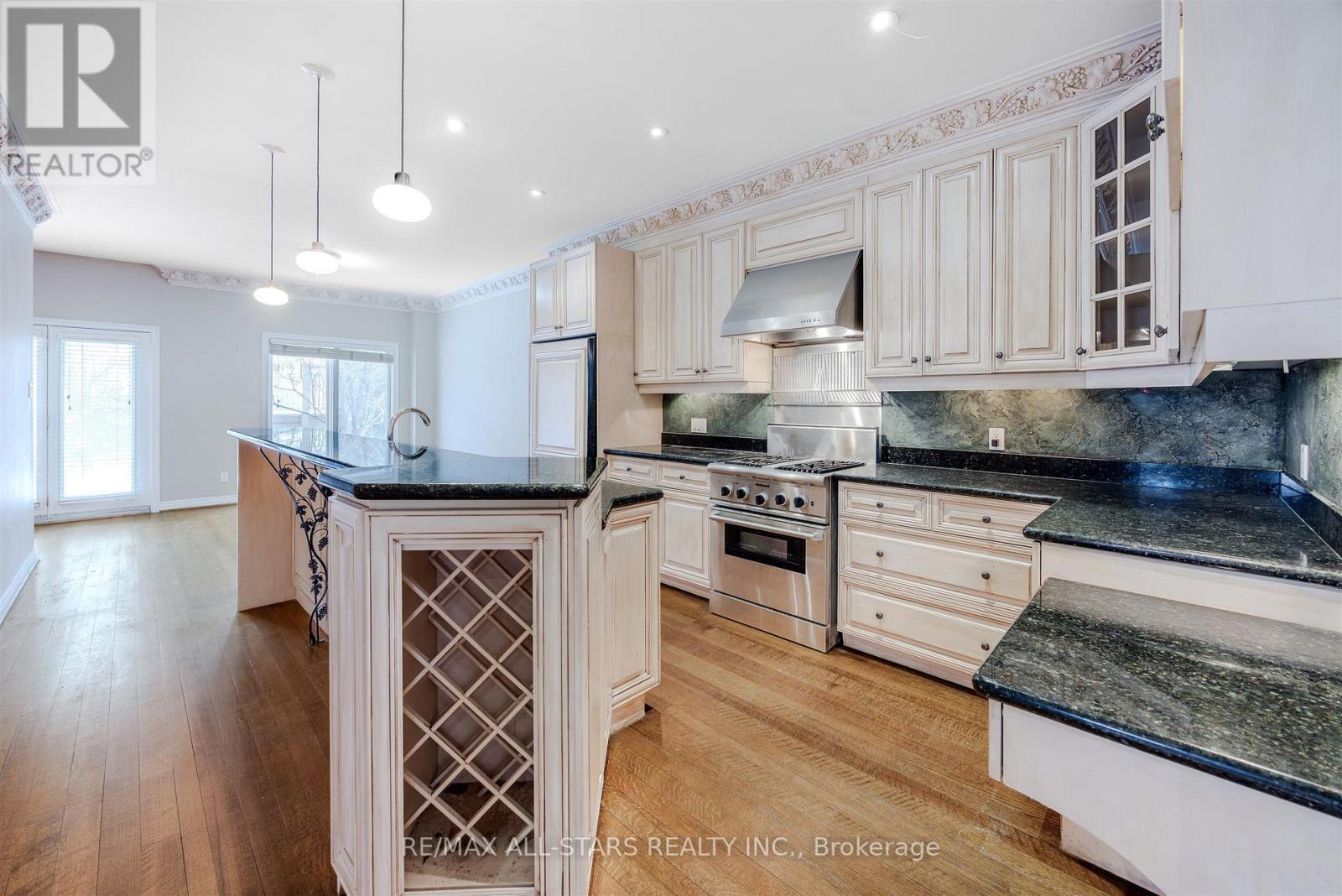 458 Guildwood Parkway, Toronto, ON - Indoor Photo Showing Kitchen With Upgraded Kitchen