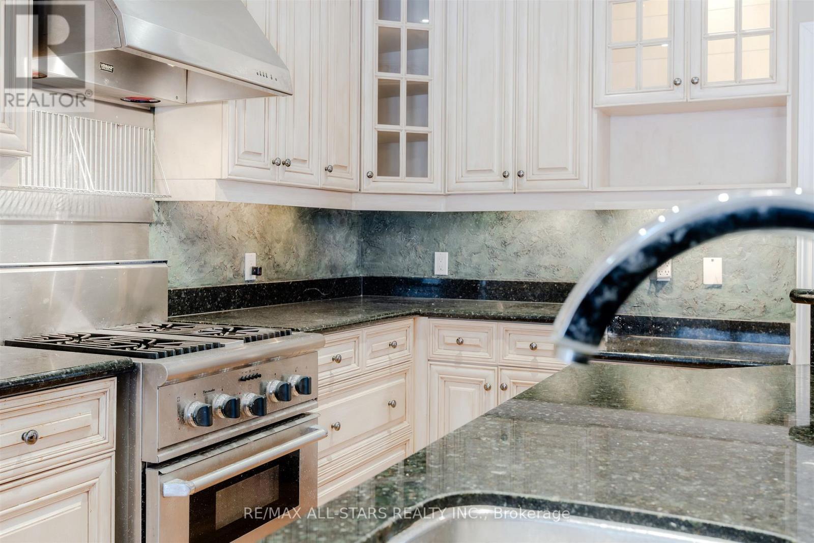 458 Guildwood Parkway, Toronto, ON - Indoor Photo Showing Kitchen With Upgraded Kitchen