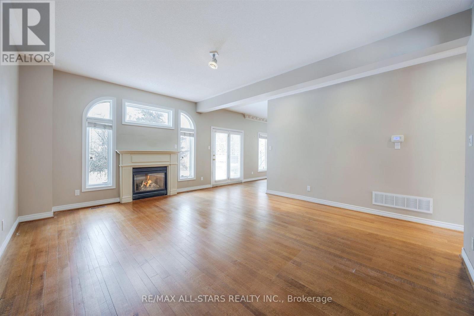458 Guildwood Parkway, Toronto, ON - Indoor Photo Showing Living Room With Fireplace