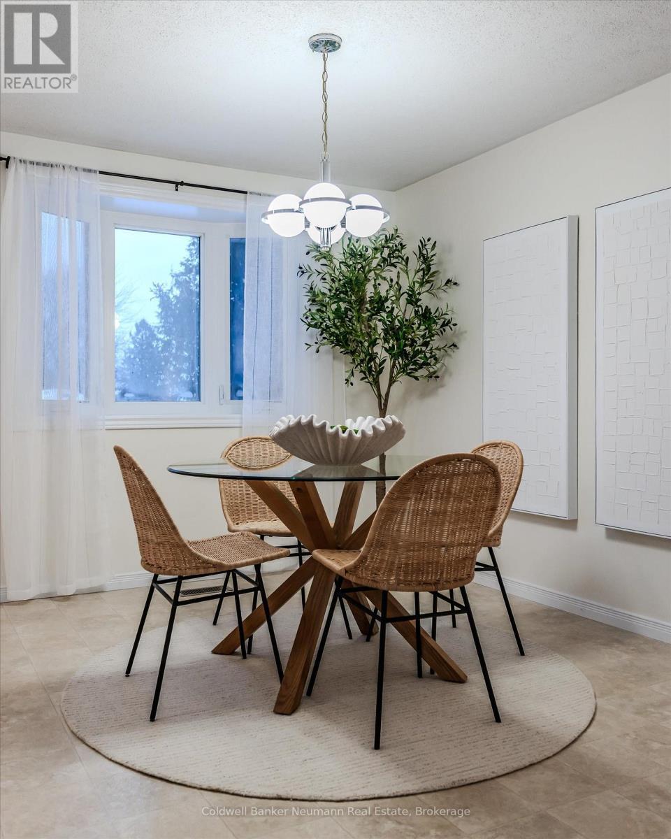 150 Applewood Crescent, Guelph (Junction/Onward Willow), ON - Indoor Photo Showing Dining Room