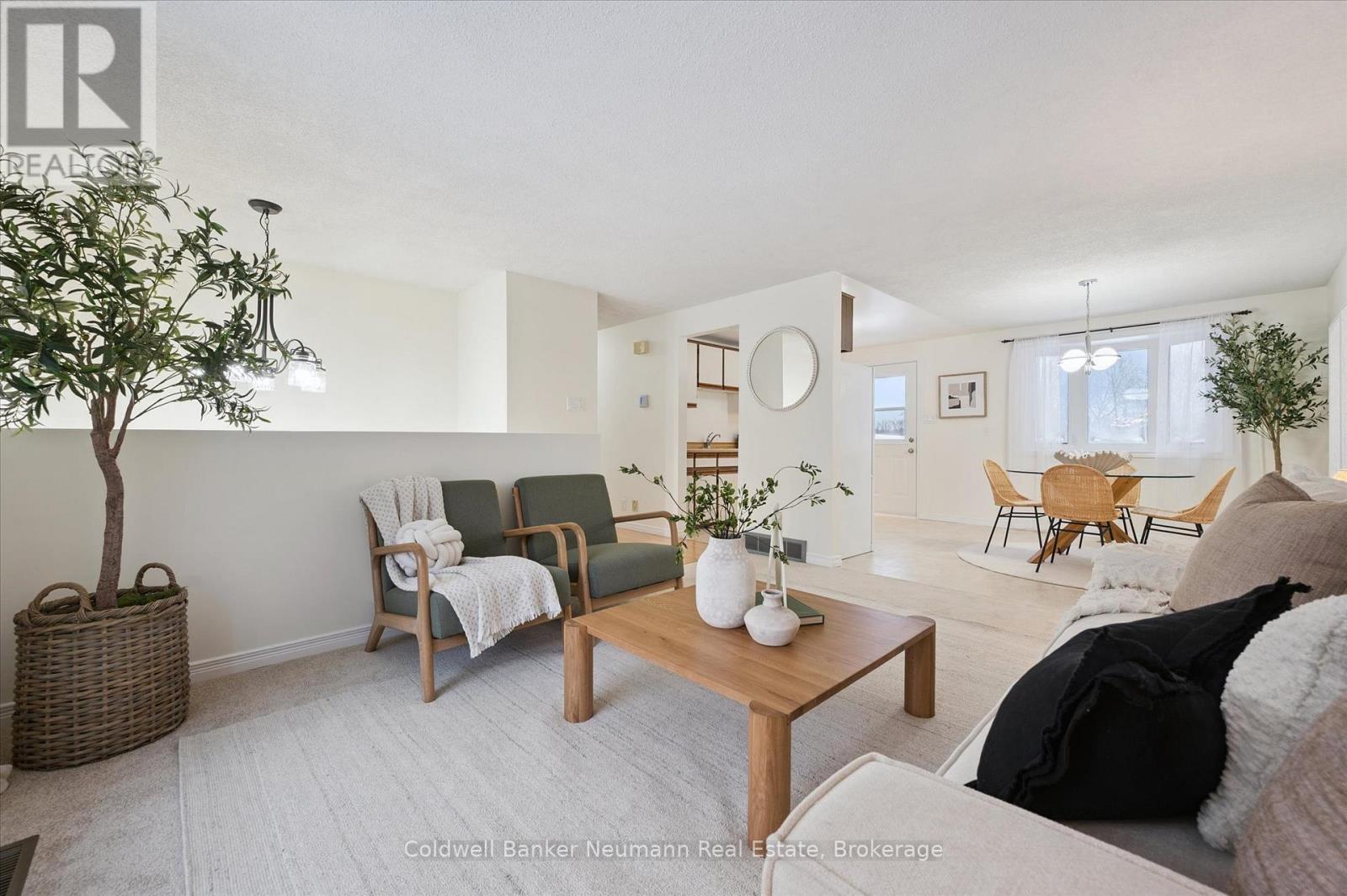 150 Applewood Crescent, Guelph (Junction/Onward Willow), ON - Indoor Photo Showing Living Room