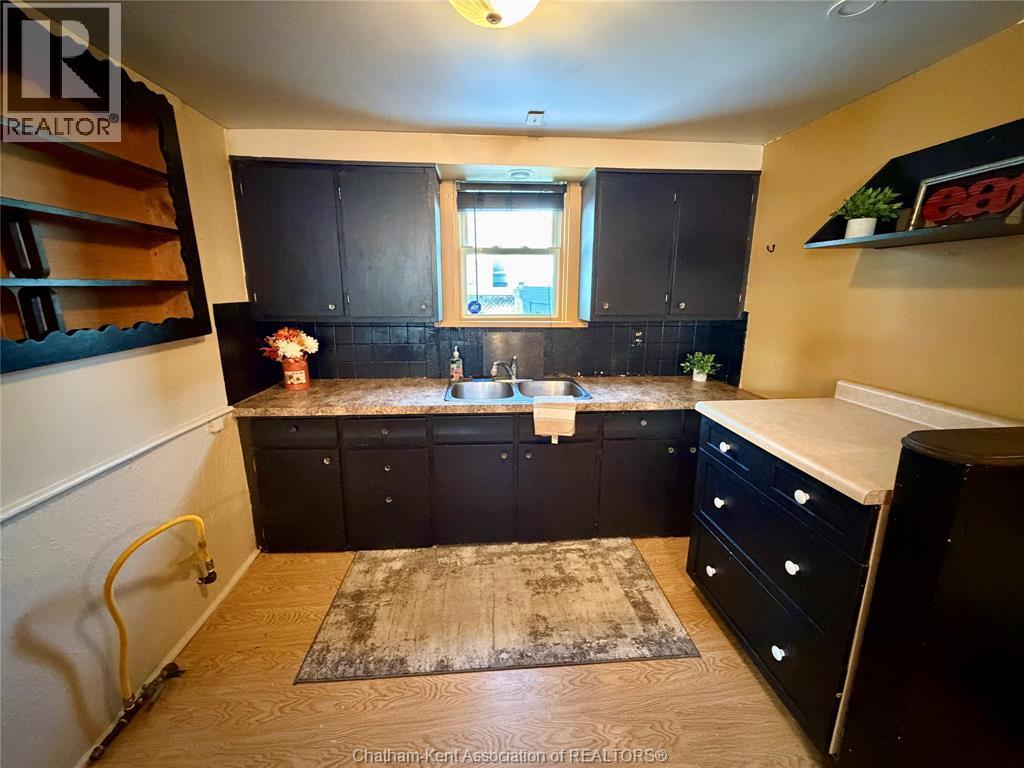 37 Foster Street, Chatham, ON - Indoor Photo Showing Kitchen With Double Sink