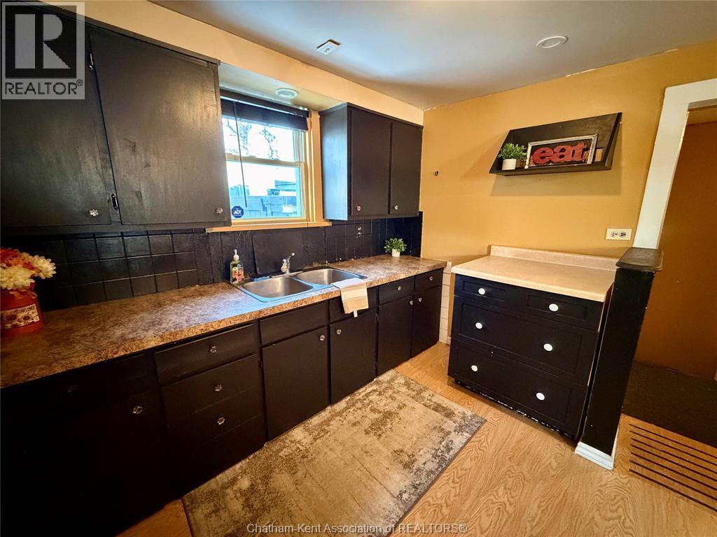 37 Foster Street, Chatham, ON - Indoor Photo Showing Kitchen With Double Sink