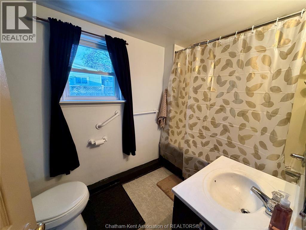 37 Foster Street, Chatham, ON - Indoor Photo Showing Bathroom