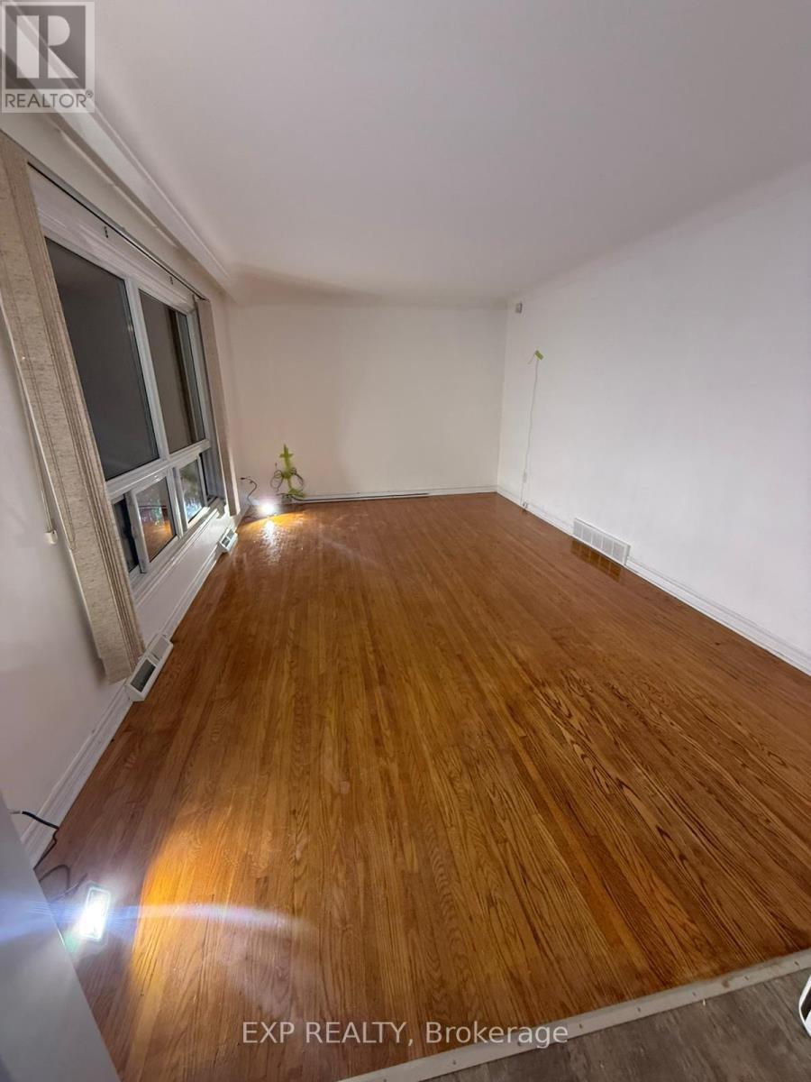 living room - Upper - 611 Geneva Street, St. Catharines (Lakeport), ON - Indoor Photo Showing Other Room