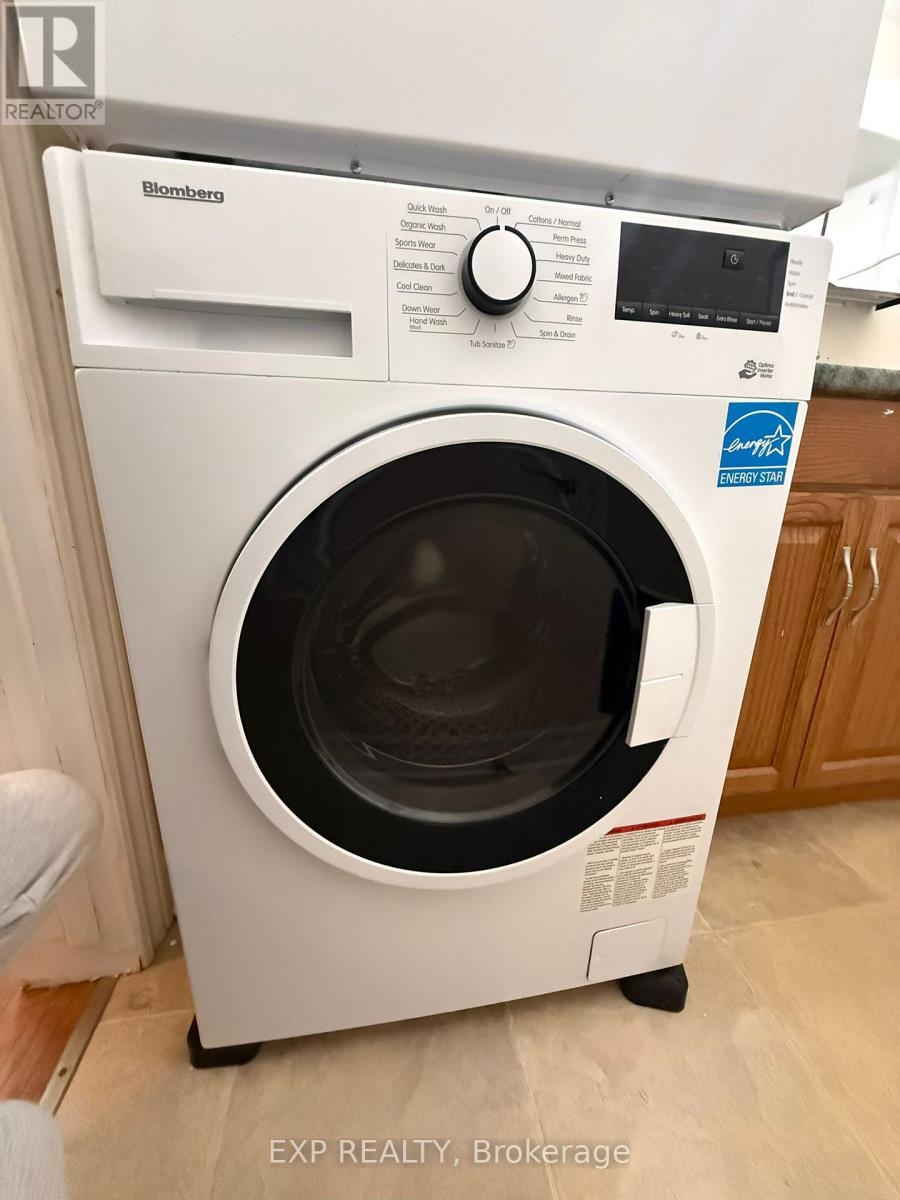 dryer - Upper - 611 Geneva Street, St. Catharines (Lakeport), ON - Indoor Photo Showing Laundry Room