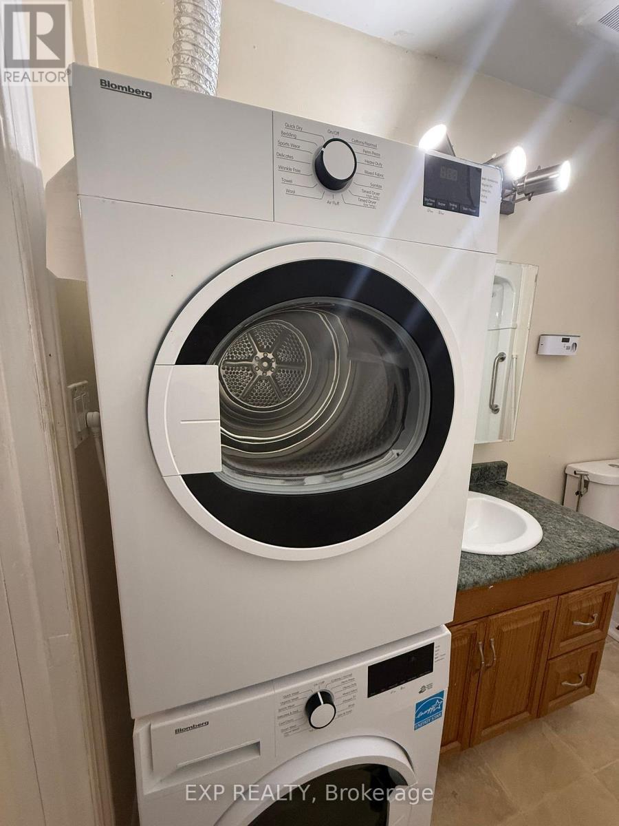 washer - Upper - 611 Geneva Street, St. Catharines (Lakeport), ON - Indoor Photo Showing Laundry Room