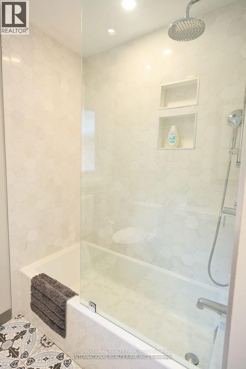 2292 Devon Road, Oakville, ON - Indoor Photo Showing Bathroom