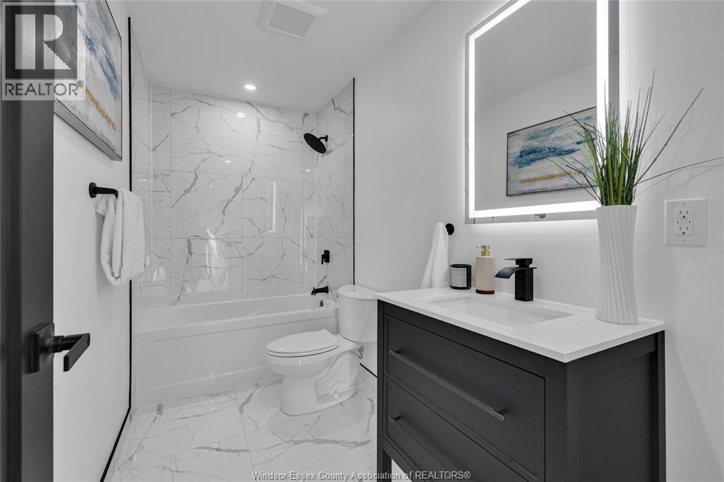 2250 Moy, Windsor, ON - Indoor Photo Showing Bathroom