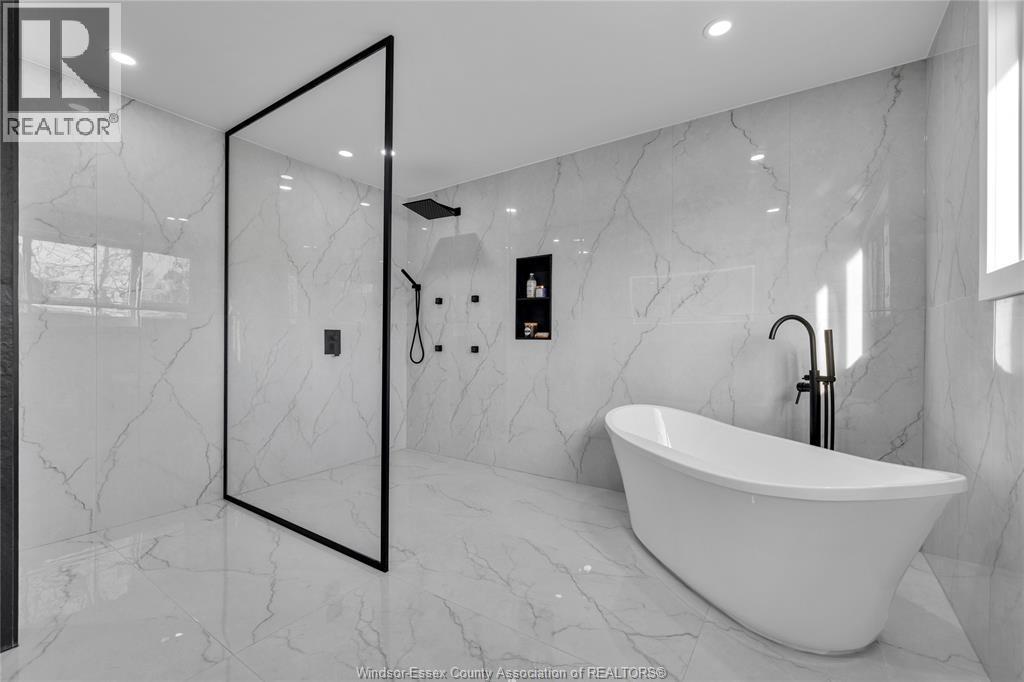 2250 Moy, Windsor, ON - Indoor Photo Showing Bathroom