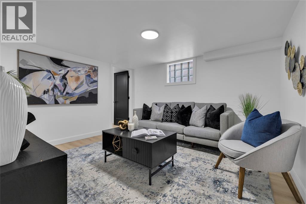 2250 Moy, Windsor, ON - Indoor Photo Showing Living Room