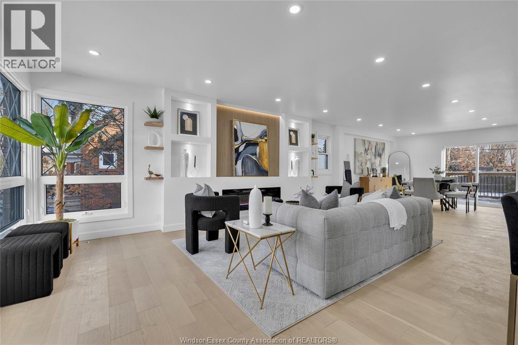 2250 Moy, Windsor, ON - Indoor Photo Showing Living Room