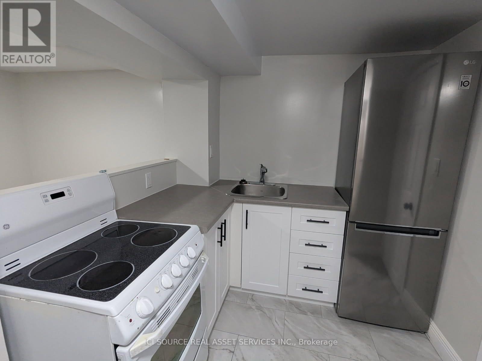 B - 6447 Culp Street, Niagara Falls, ON - Indoor Photo Showing Kitchen