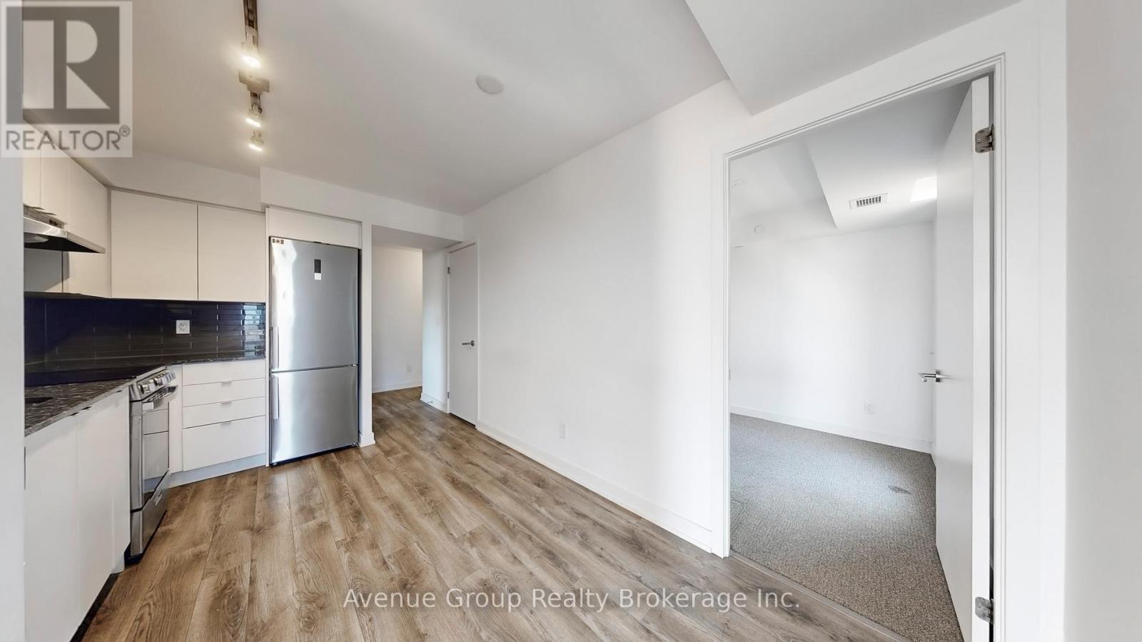 305 - 120 Varna Drive, Toronto, ON - Indoor Photo Showing Kitchen