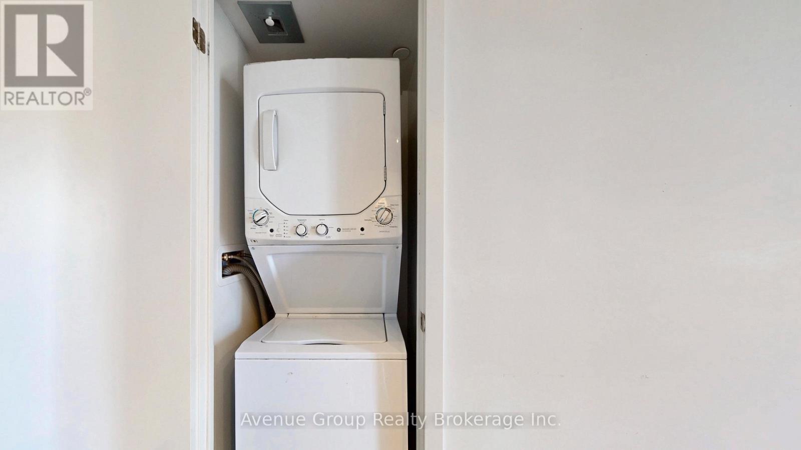 305 - 120 Varna Drive, Toronto, ON - Indoor Photo Showing Laundry Room