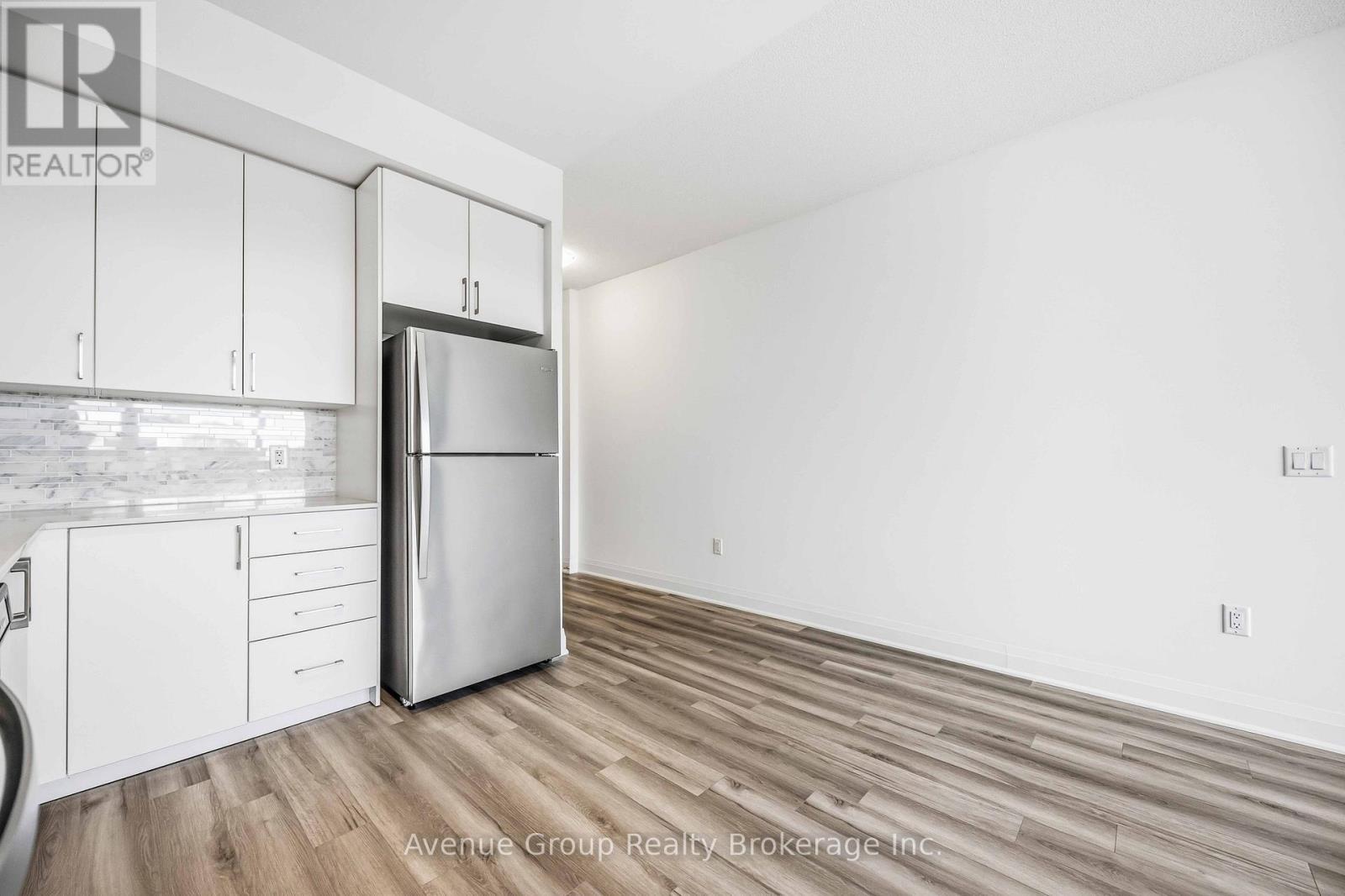 218 - 3220 Sheppard Avenue E, Toronto, ON - Indoor Photo Showing Kitchen