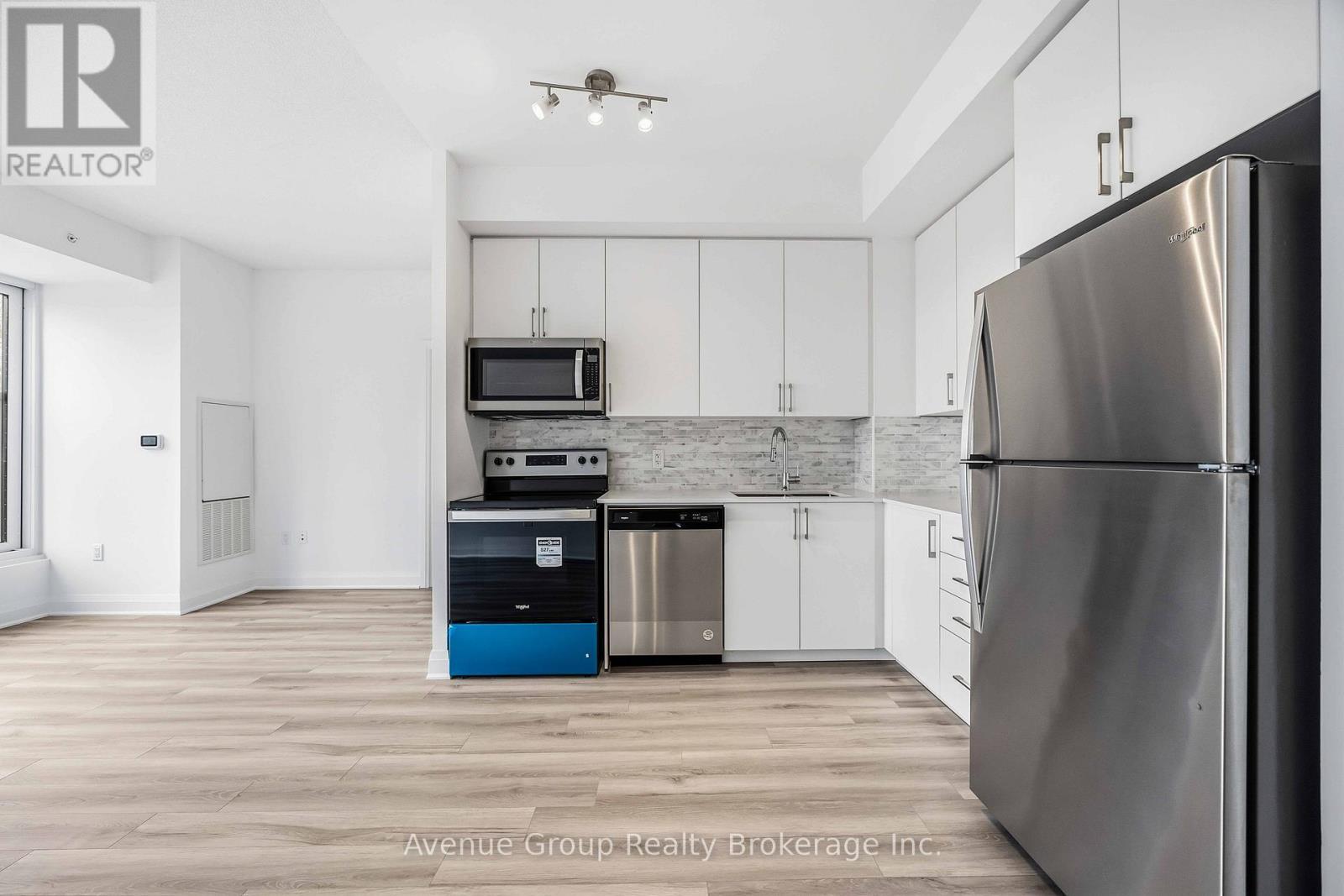 218 - 3220 Sheppard Avenue E, Toronto, ON - Indoor Photo Showing Kitchen With Stainless Steel Kitchen