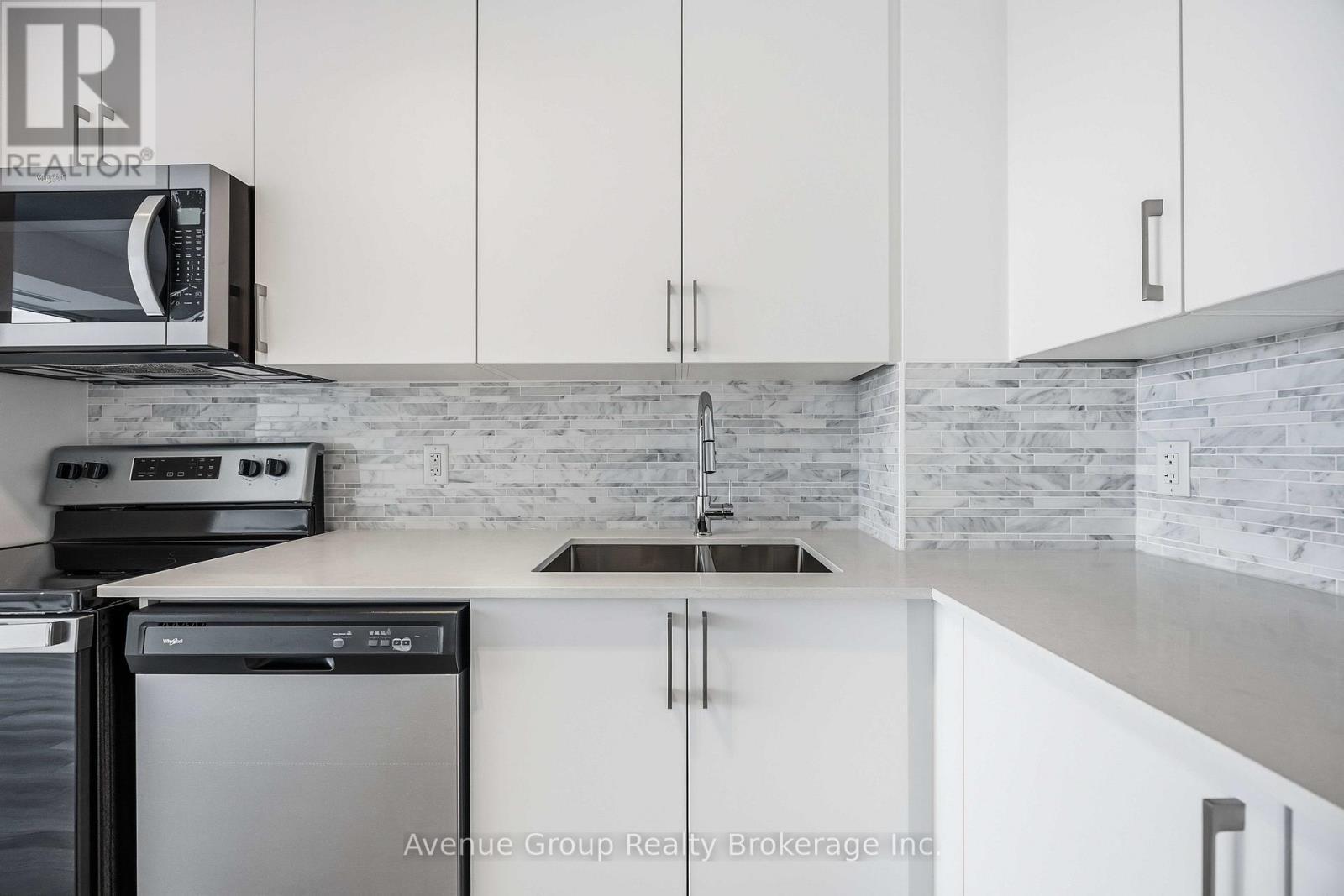 218 - 3220 Sheppard Avenue E, Toronto, ON - Indoor Photo Showing Kitchen With Upgraded Kitchen
