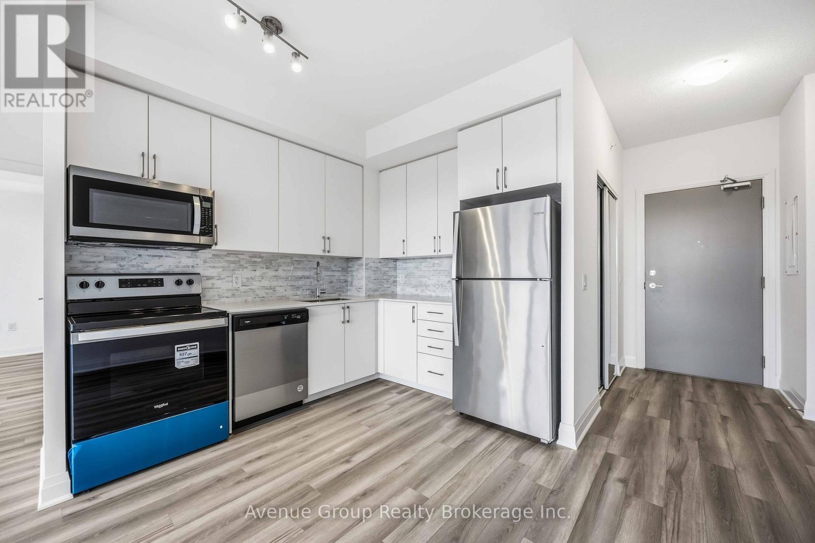 218 - 3220 Sheppard Avenue E, Toronto, ON - Indoor Photo Showing Kitchen With Stainless Steel Kitchen With Upgraded Kitchen