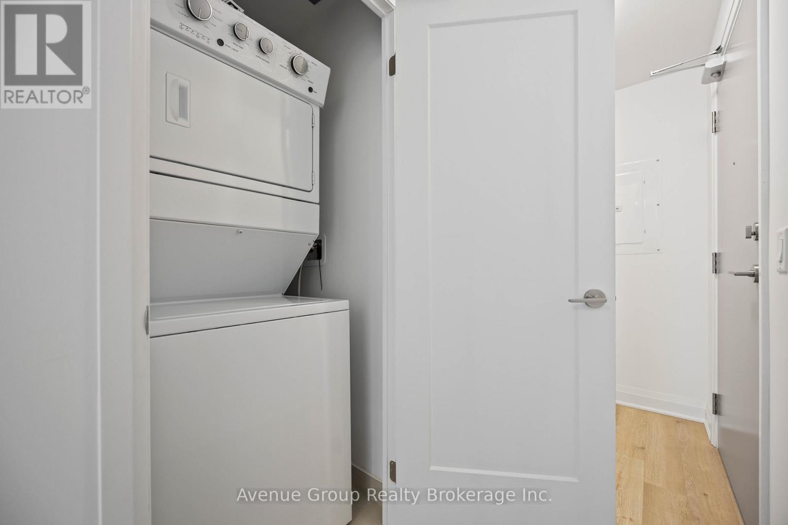 506 - 3220 Sheppard Avenue E, Toronto, ON - Indoor Photo Showing Laundry Room