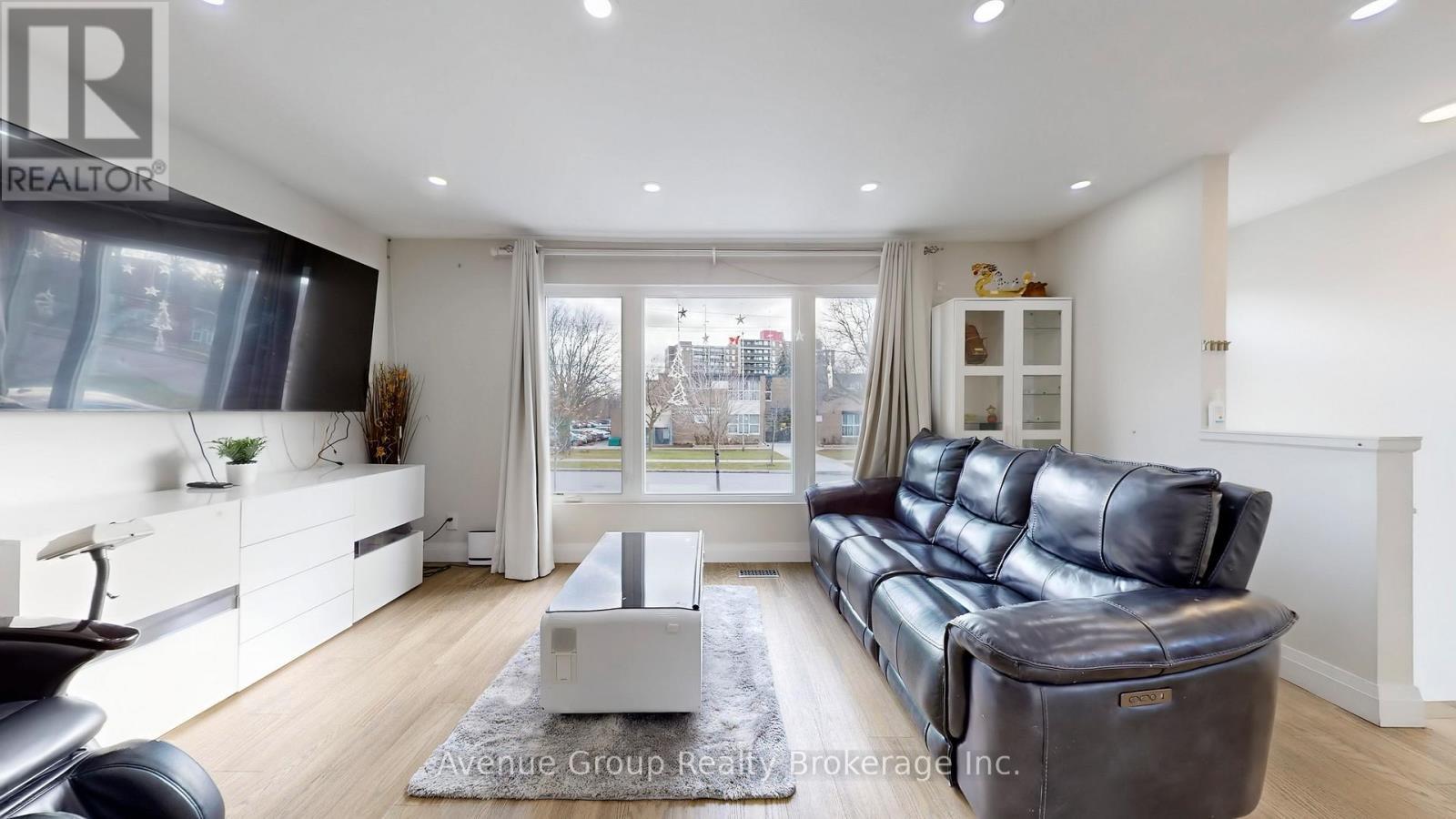 98 Topcliff Avenue, Toronto, ON - Indoor Photo Showing Living Room