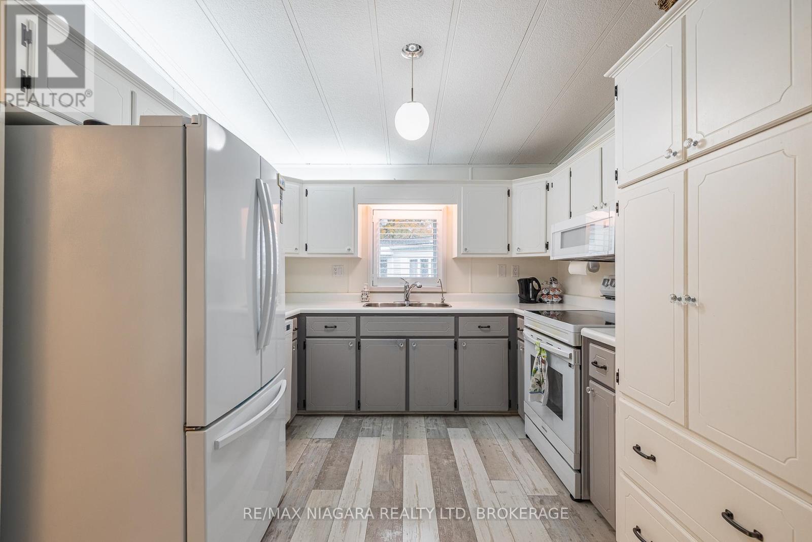 194 - 3033 Townline Road, Fort Erie (Black Creek), ON - Indoor Photo Showing Kitchen