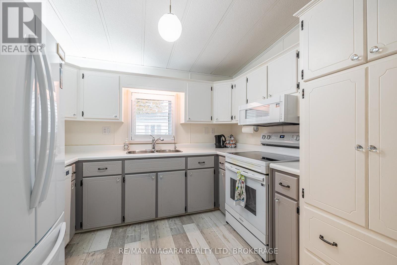 194 - 3033 Townline Road, Fort Erie (Black Creek), ON - Indoor Photo Showing Kitchen With Double Sink